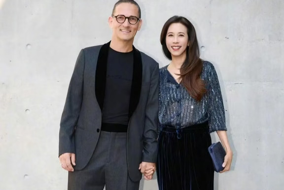 56岁莫文蔚与老公合照，状态太好了！