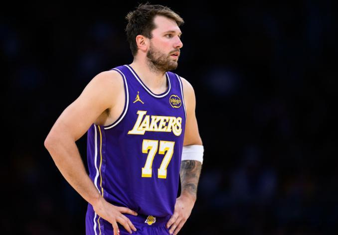 今日，数据媒体Stat Defender晒出了NBA现役球员常规赛生涯...