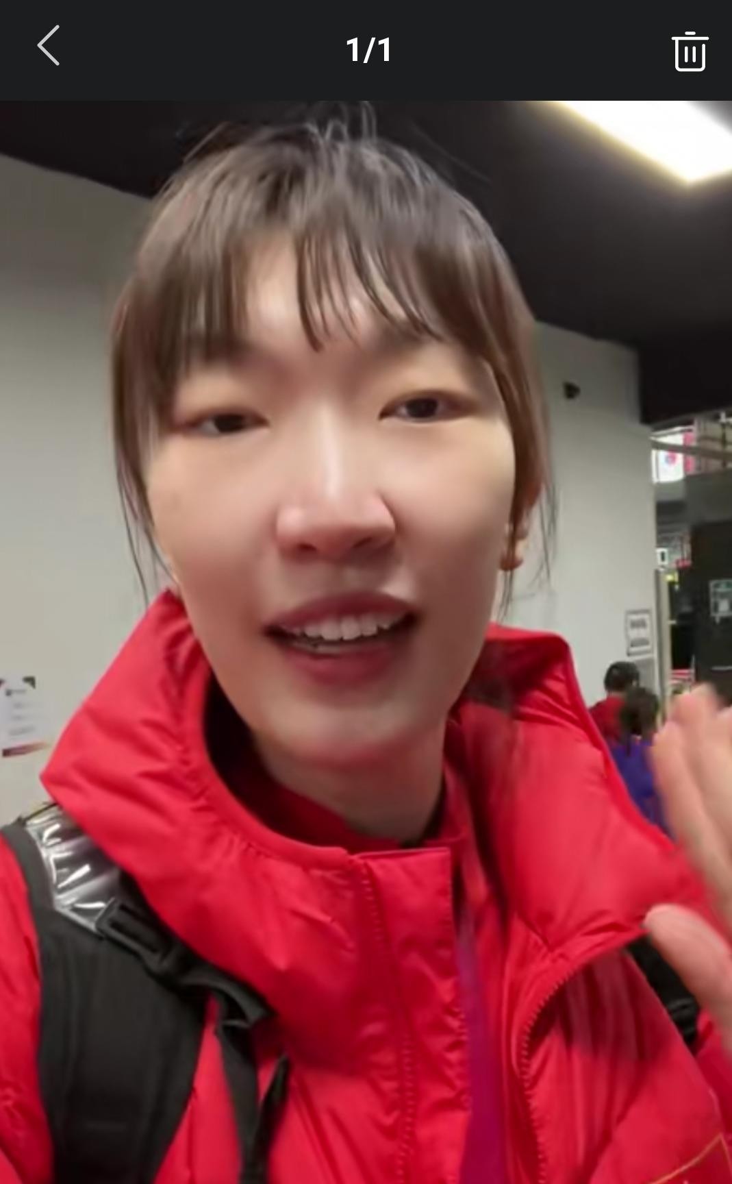 韩旭在世界杯上场均18.8分10.8篮板入选最佳阵容二阵，转头却不在亚运会名单里，这就是整件事最扎心的地方。不是她不想回，是亚运会压根不在国际篮联强制放人的赛事范围内，纽约自由人没有任何义务放她走，而自由人正处在WNBA季后赛冲刺的关键阶段，她好不容易在WNBA站稳脚跟，这时候走人等于把饭碗往外推。