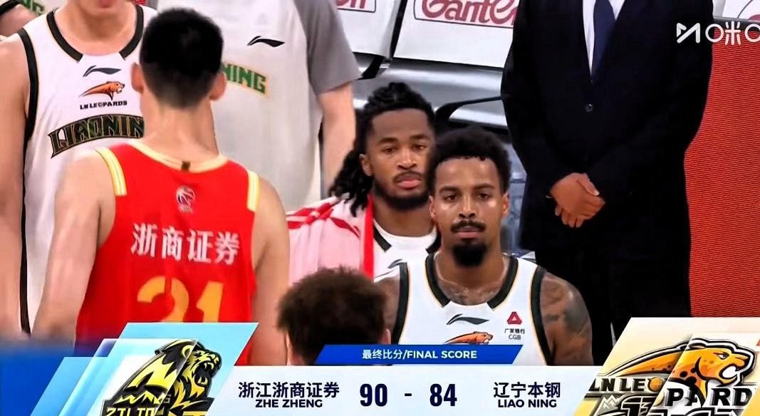 辽宁男篮输给广厦整整6分，但赛后被骂上热搜的不是球队打得多铁，而是那刺眼的26比11的罚球差。
尤其是半场20比6的罚球悬殊，换谁看都得憋一肚子火。
可要是把输球的锅全推给哨子，多少有点耍流氓。
威尔斯全场轰下36分，突破、后撤步中投，全是一个个硬凿出来的。广厦拼命往禁区杀，全场命中率冲到52