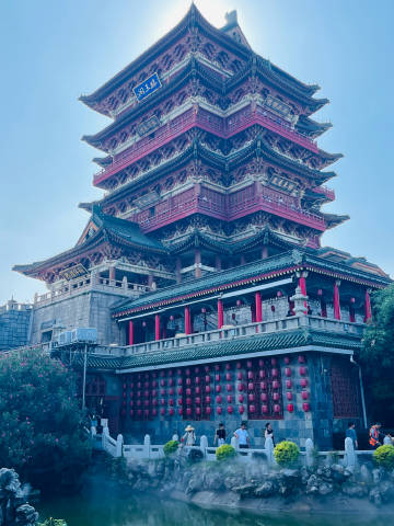 滕王阁诗<br />滕王高阁临江渚，佩玉鸣鸾罢歌舞。<br />画栋朝...