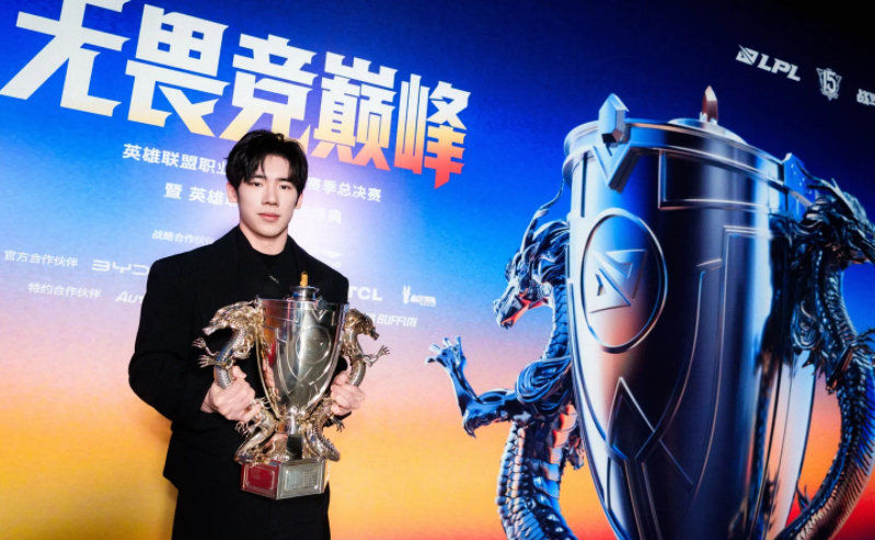 从体操赛场到电竞赛场，不同的竞技舞台，同样承载着对胜利与荣誉的追逐。

恭喜张博恒斩获亚运会体操男子个人全能、男子团体两枚金牌！

#LPL发文恭喜张博恒##中国体操男团金牌# ​