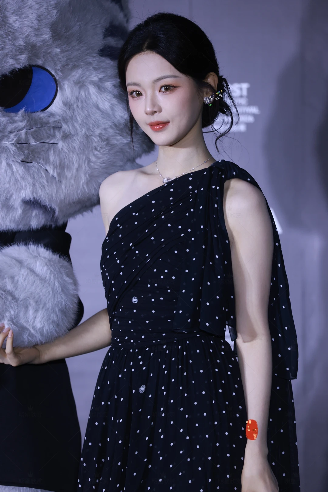 杨超越今日红毯生图，权威超越