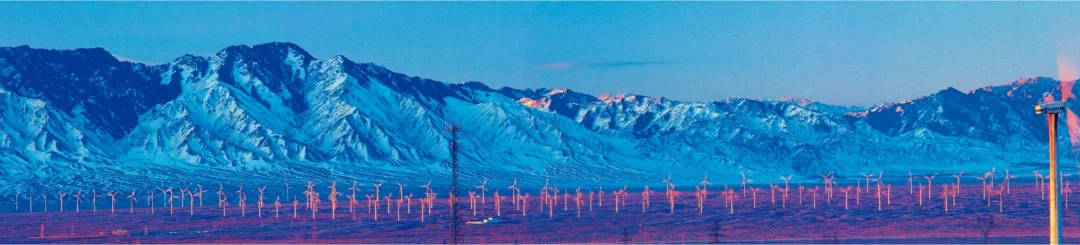 超长画卷下，连成一片的风车与雪山