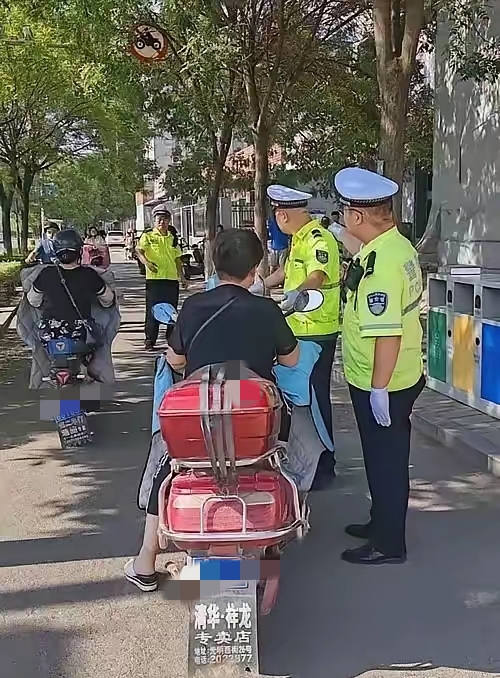 全网破防！姑娘违规骑车带奶奶被查，一句反问看哭所有人：懂事的孩子最让人心疼
 
一姑娘骑车带奶奶被查，交警问知不知道不对，姑娘回：“我知道有啥用？”交警懵了：什么意思？
​​姑娘偏过头拿袖子擦眼睛，袖口蹭得眼角发红。后座奶奶攥着一只磕掉瓷的搪瓷缸，缸盖扣得死紧，手指头勒得泛白。
 
短短一幕，没有争