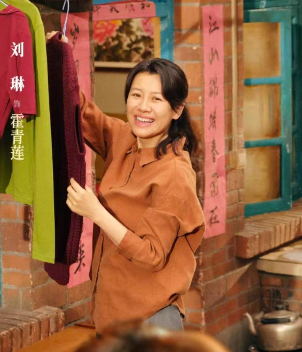 #关晓彤刘琳10年后二搭再演母女#  十年前演母女是青涩的默契，十年后再演母女就是成熟的碰撞了。两个阶段两种状态，光是想想就很期待成片，希望别让观众等太久。#生逢其时# ​
