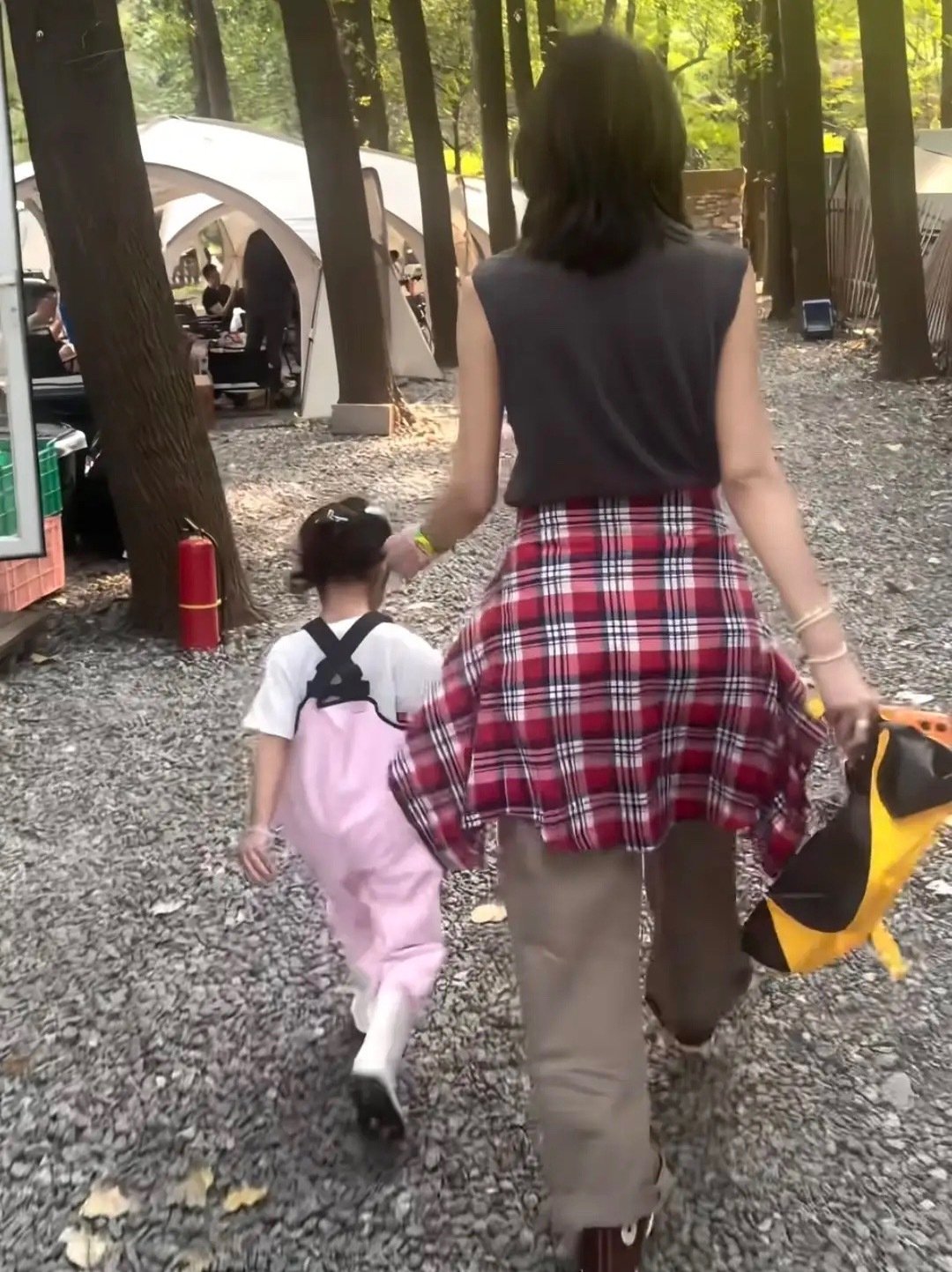 海哈金喜陪孩子去户外露营，4岁李夏穿着靴子和背带裤在小河里玩水，小家伙笑起来很像爸爸李亚鹏，越长越有灵气，性格也很开朗阳光，跟着妈妈一起生活，女孩确实是会被养得更细致。 ​