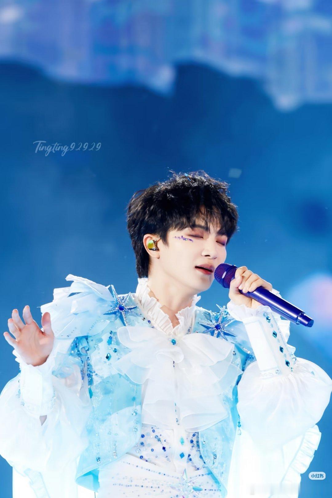 #腾讯音乐由你榜#🎇#周深TME平台超级音质代言人#
千万孤岛汇聚后 化身照亮彼此的海洋
周深《自己就是自己的光》
酷狗:
​