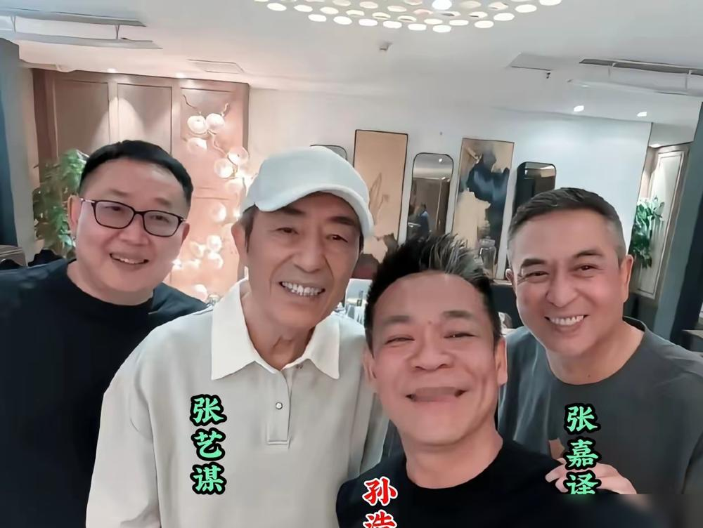 张艺谋张嘉益孙浩私宴同框，笑到没一点架子！
这不是普通酒局，是茅盾文学奖改编剧《主角》的内部庆功宴。今年五月开播爆火，这波是主创私下庆功。
张艺谋坐镇当监制，张嘉益做艺术总监，孙浩演了剧里核心角色苟存忠。一帮圈内大佬凑一块，全没端身份，一脸松弛。
比起天天在外凑局混脸熟，靠做事攒出来的交情，才