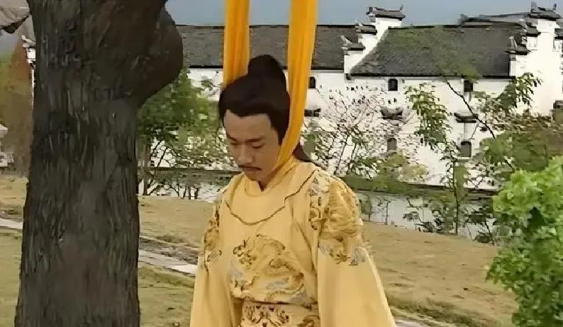 1644年，崇祯皇帝在煤山吊死后，尸体被人裹进破草席扔进浅坑，谁都以为他这一死就算了，可五年后，他却被清人请出乱葬坑，安安稳稳送进了明十三陵，还专门为他修了一座“思陵”。
 
清兵开进北京城那年夏天，昌平州吏目赵一桂被叫到顺天府衙门。堂上坐着个清廷的笔帖式，脸瘦得像刀削过。“崇祯帝的葬处，你清楚？”
