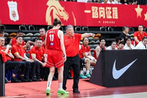 【#杨毅谈女篮打清朝篮球#：谁愿打这么痛苦的篮球 她们是没得选】据直播吧：在今天的杨毅电台节目中，知名篮球评论员杨毅谈到了昨晚中国女篮对阵捷克女篮的比赛。

杨毅表示：“中国女篮打的是40年前的篮球，整个女篮世界完全没有这么打球的了。昨天比赛结束后，大家在网上没少骂街，大骂大清篮球，无 ​