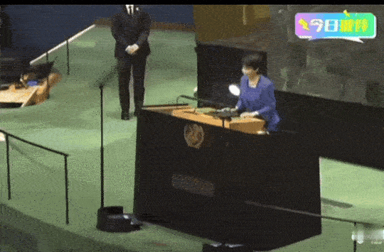 高市早苗联大发言排在当天下午时段的最后一位。等到她站上演讲台时，台下大片座椅空空荡荡，现场冷清得超乎所有人想象，这哪里是国家级外交演讲，分明就是一个人的独角戏，没有观众，没有互动，全靠自己给自己捧场。