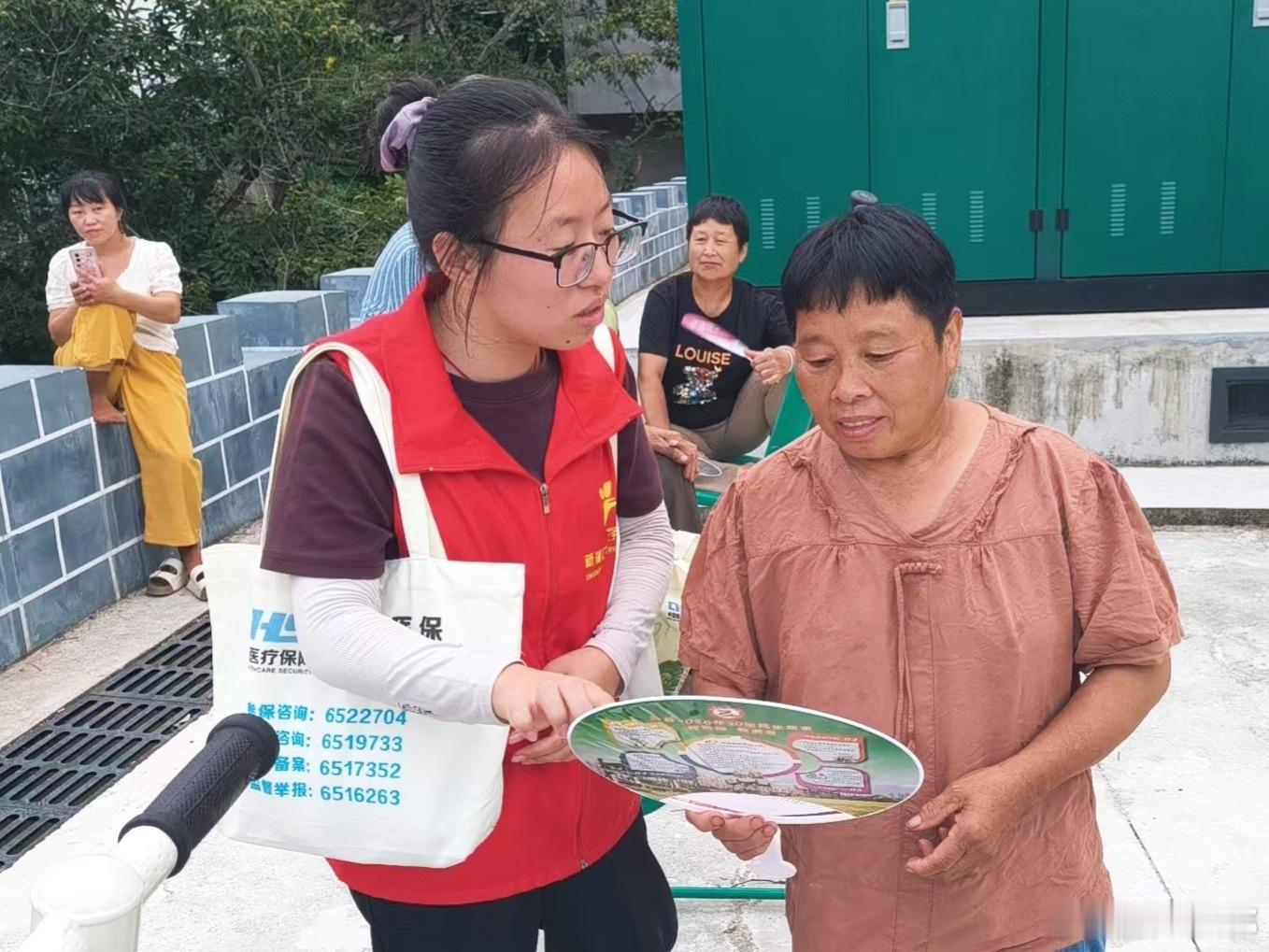 #反邪动态#【安徽歙县新溪口乡：结合民生实事政策解读开展反邪反诈宣传】8月21日，安徽歙县新溪口乡结合民生实事政策解读开展防电诈、反邪教警示宣传。平安志愿者走村入户，结合民生政策解读，发放宣传资料，普及反邪教反诈骗知识，教育引导群众注意防范识别邪教组织“信主能治病”、“信神保平安”等 ​