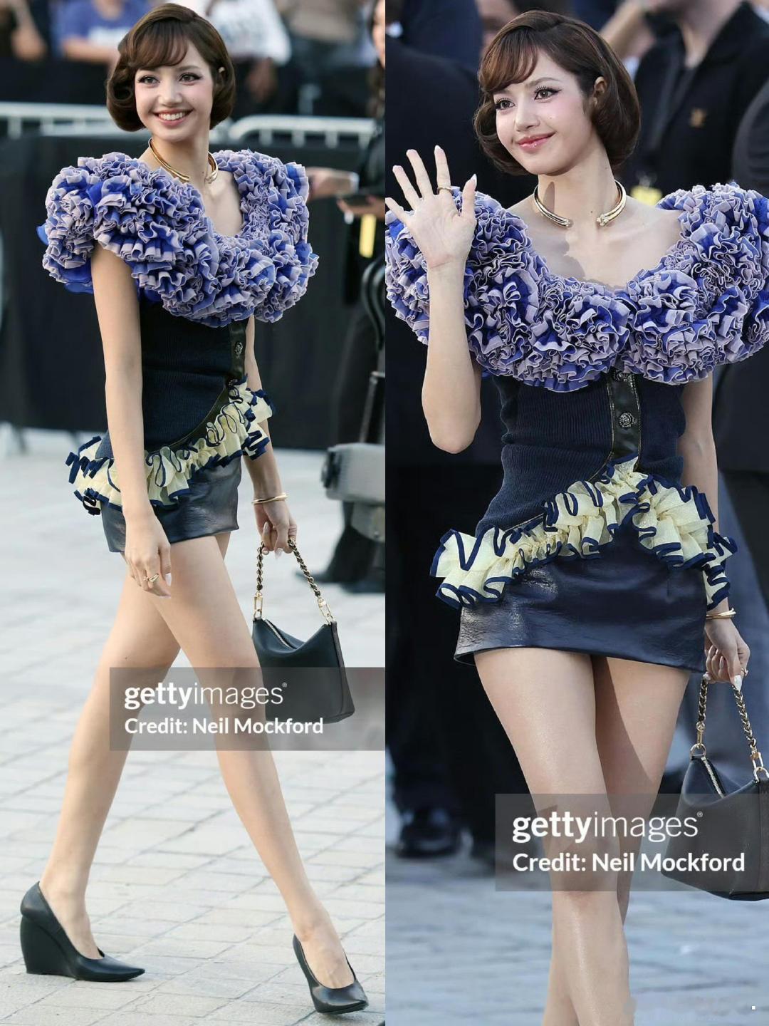 #LV大秀# Lisa巴黎时装周G社生图释出
不愧是LV最权威的女王，生图里天资真的残忍！
一双大长腿格外吸睛，浑然天成的强大气场，直面原相机镜头依旧稳定输出，每一帧都耀眼夺目#大秀直击##巴黎时装周# ​