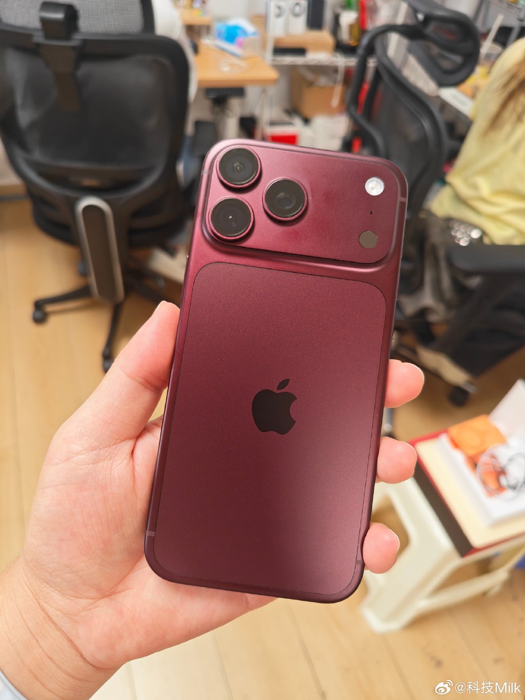 首发上市让同事抢的iPhone 18 Pro Max今天收到了，这个重量是真的重，丑也是真的丑。我感觉对这个机器已经毫无兴趣了，今年苹果的创新真的少啊。 ​