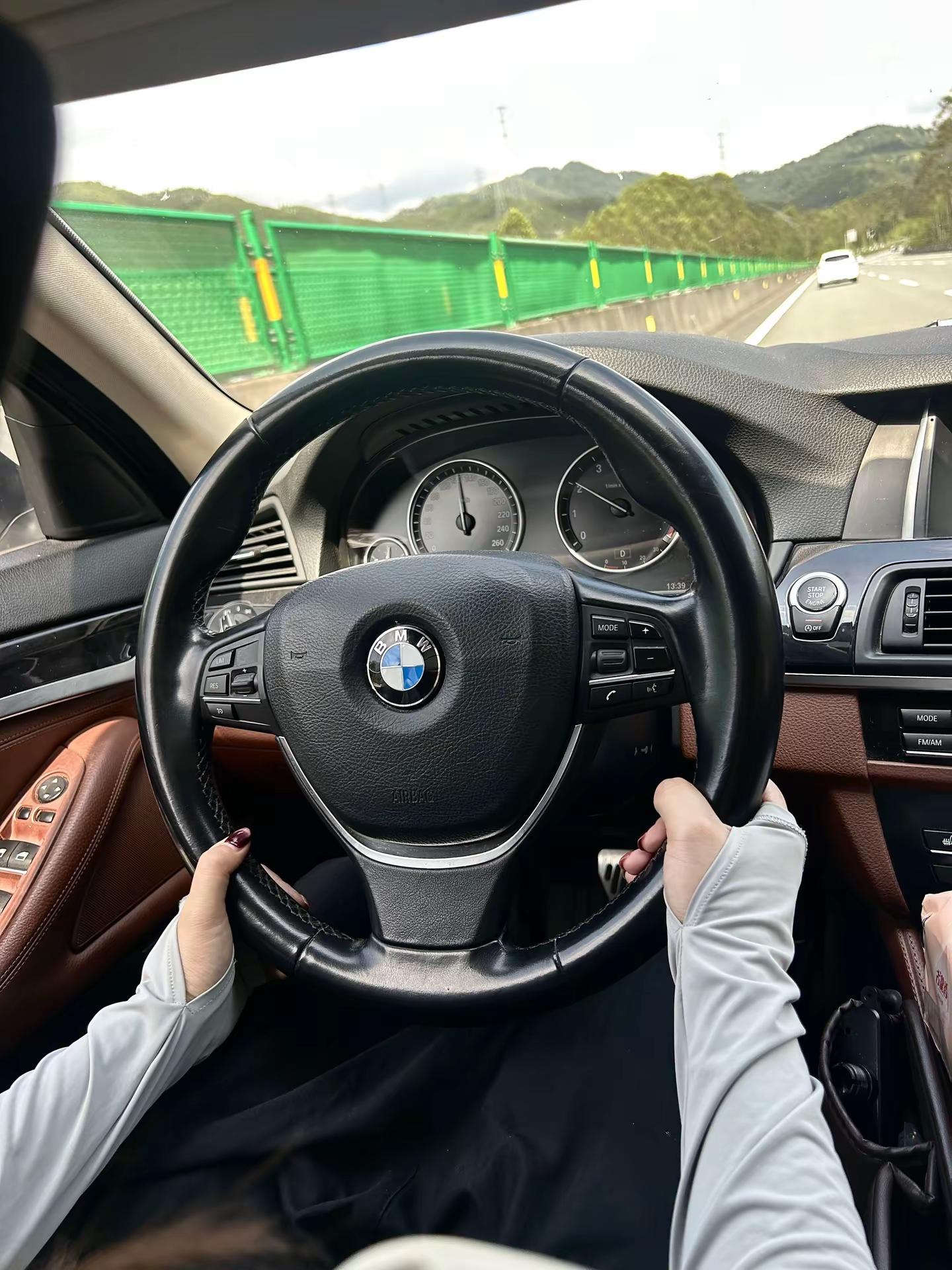所有懂宝马的人 都绕不过这代五系宝马 真实驾驶体验 女生开车第一视角