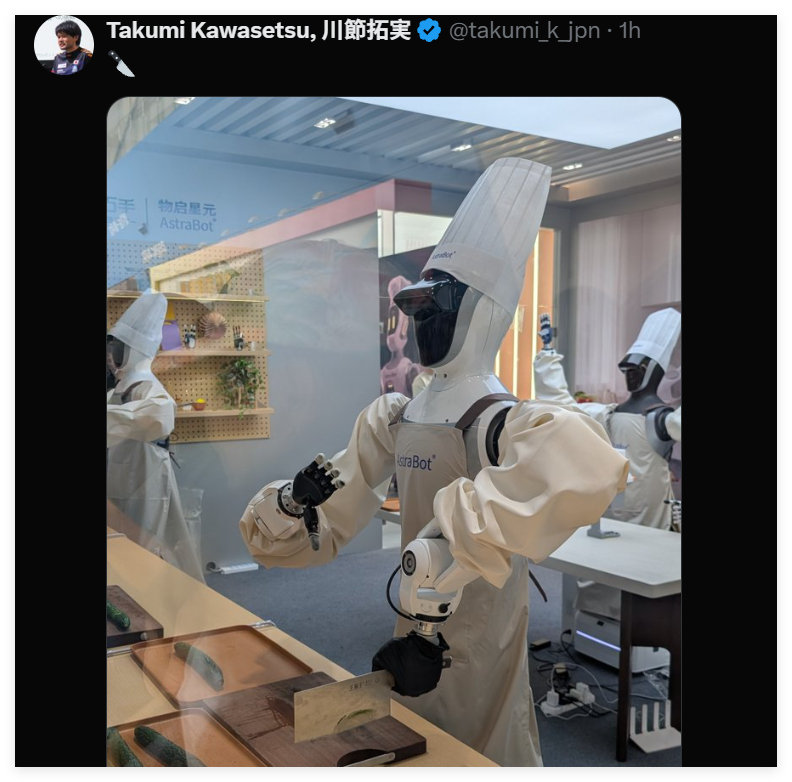 这位来自日本京都大学工学部的准教授，这两天在北京很爽，一直在各种拍摄世界人形机器人大赛的各种内容，各种设备都玩儿了一遍，太过瘾了。还看了共享单车、荣耀手机、新能源车，以及北京街头的啤酒机。

而且，他还抽空去了趟卢沟桥...... ​