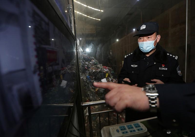 芜湖这对母女搬家时闹了个大乌龙。20岁女儿踩坏床头柜怕挨骂，俩人偷偷把柜子当废品扔了，完全忘了里面藏着370余克金银首饰，还有190多万的存单。
等反应过来东西丢了，俩人魂都快吓飞，急得报警求助。民警顺着监控一路追，发现保洁把柜子转去了便民服务站，连夜找师傅开锁，赶在半夜把所有财物完完整整送回她们手