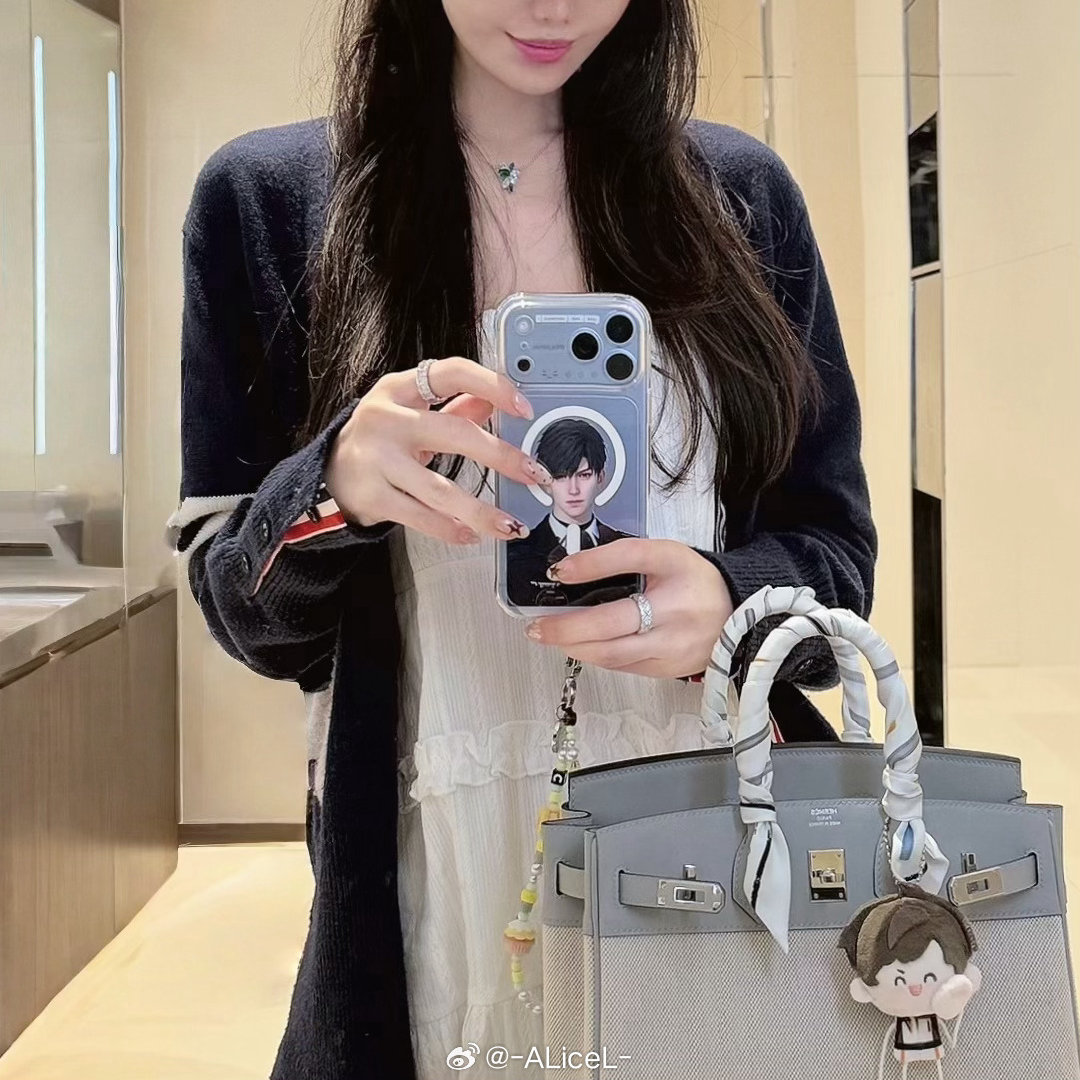 一起去看完重映和彩蛋
🐳: 我觉得第五部少两个人
我: 谁？ 
🐳: 我们俩 
我: 🤣🤣 ​