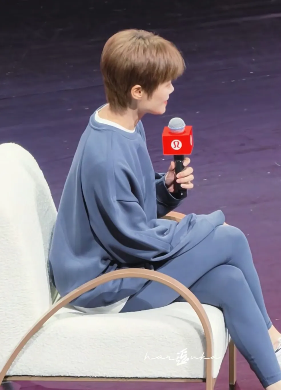 李宇春大概是内娱最不焦虑的艺人之一。她不解释、不较劲、不按别人定的标准活。

这次在陈晓楠的访谈里，她重新定义了“好状态”——好状态不是时刻稳定向上，也不是元气满满永不崩，它允许波动，允许偶尔摆烂，重要的是你在感受自己，然后继续往前走。

出道二十一年，她身上最难得的就是这种松弛感。
