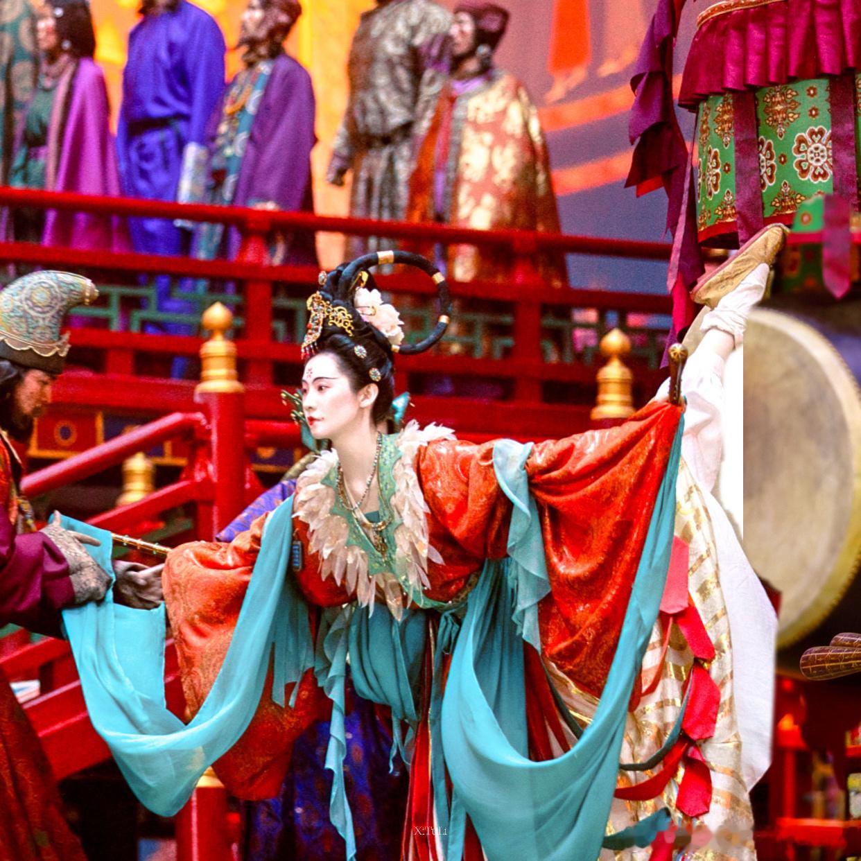 #张艺凡[超话]##张艺凡##青年演员张艺凡##张艺凡未来可期# 赏流云的舒卷，眉间载悠然𝓐𝓹𝓹𝓻𝓮𝓬𝓲𝓪𝓽𝓮 𝓽𝓱𝓮 𝓯𝓵𝓸𝔀𝓲𝓷𝓰 𝓬𝓵𝓸𝓾𝓭𝓼, 𝓬𝓪𝓻𝓻𝔂𝓲𝓷𝓰 𝓵𝓮𝓲𝓼𝓾𝓻𝓮𝓵𝔂 𝓫𝓮𝓽𝔀𝓮? ​
