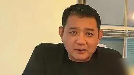 巩晓彬直播一句话，直接把朱芳雨体型挂嘴边，说杜润旺和杜锋那点事，连杨毅杨鸣都接不住。
这老哥是真不装。别人解说捡好听的说，他专挑扎心的讲。评外援班顿，原话就仨字：像面条。说焦泊乔，没那股狠劲。
山东队打成这样，他坐那儿一点面子不留，前两轮该有的水平没打出来，人员一调就露馅。
混到这个岁数，早就