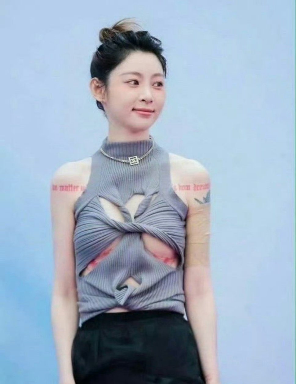痞幼生图来了，衣服设计的好复杂，这该怎么穿啊？​​​​
