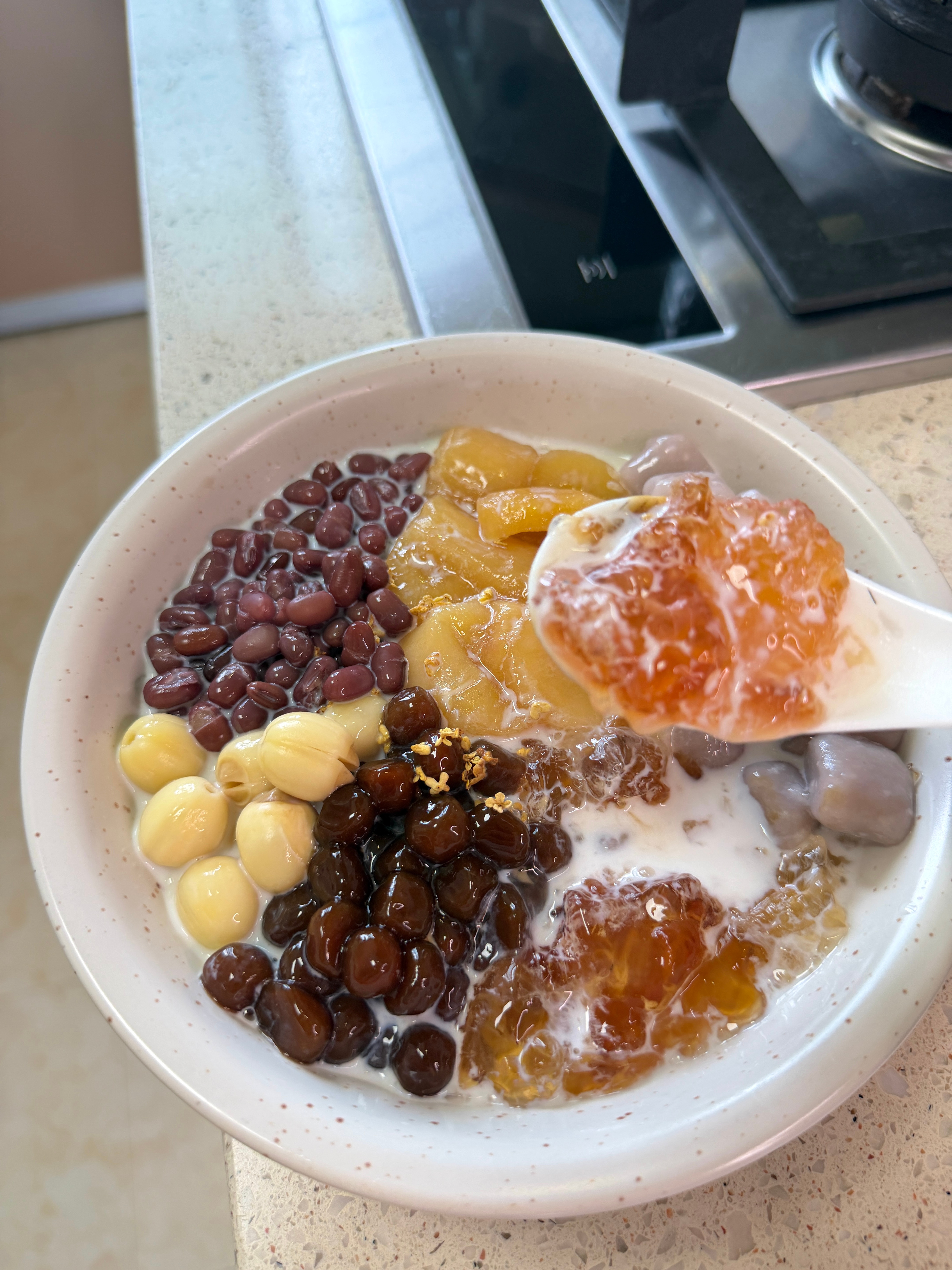 秋天的第一碗糖水：桃胶木薯珍珠炖奶这是一碗家庭版木薯大满贯，也是秋天里的糖水✅食材：桃胶 即食木薯 红糖珍珠 芋圆 莲子 红豆大家也可以根据自己喜欢的小料来添加：如百合 板栗 南瓜 红薯都可以🚩小tips：1️⃣桃胶提前一夜浸泡，水一定要多些，桃胶量不要多，泡完会很多的2️⃣煮红糖珍珠时，煮好后一定要再加一勺红糖一起熬煮下，口感更赞（图片里有附）3️⃣最后加牛奶时，尽量用奶味浓郁的新鲜牛奶，或者椰汁。我的美食日记美食新品种草