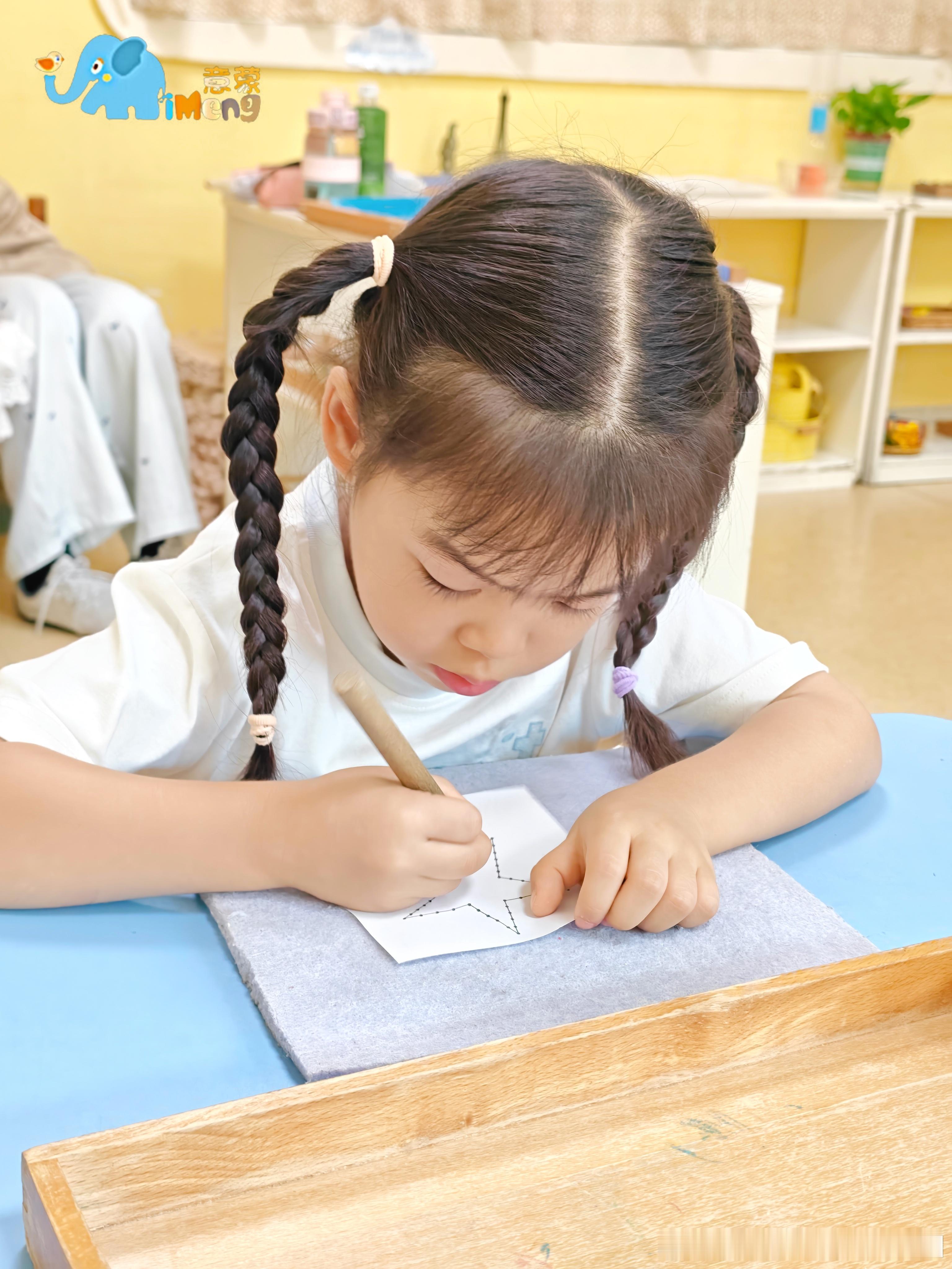 孩子专注力差坐不住？东平意蒙告诉你：专注力是这样长出来的

东平吉之岛片区的家长看过来👀

孩子玩什么都三分钟热度？不是天生专注力差！

蒙台梭利：专注力不是被“训练”出来的，是在“不被打断”中被保护出来的。

意蒙东平校区三个机制：

✅ 不被打断的工作循环：1.5小时不被打扰，完整工作循 ​