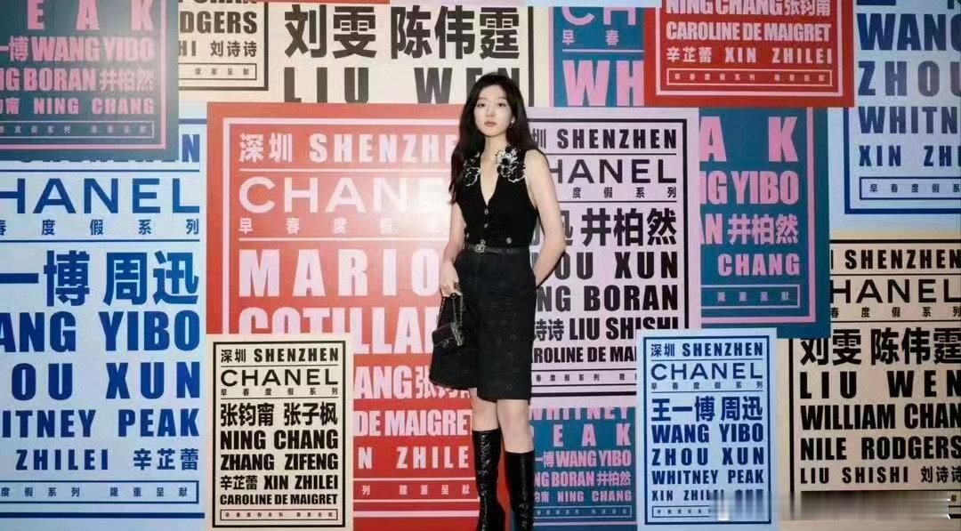 #孙千23年照片背景板有早春和井柏然#天呐，这就是缘分吗，狠狠磕了 ​