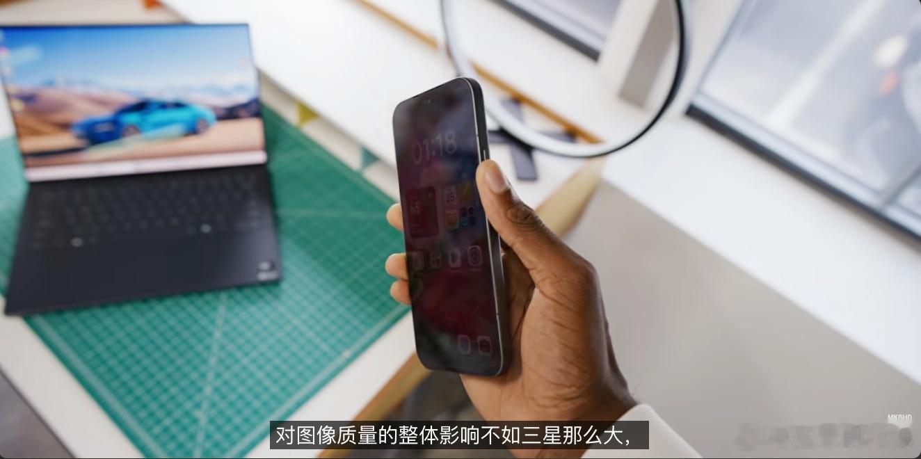 #卢伟冰拉黑10年米粉##雷军评论区呼吁无防窥版##小米18Pro 雷军#
手机还是要相信专业人士。 防窥是屏幕明确的创新方向，小米18 Pro系列首发搭载原生硬件级智能防窥屏，其实很受欢迎的。 就市场反映看，海外用户和媒体对小米的防窥屏评价还是挺高的，体现了小米手机的创新和领先。
防窥的现实需求是存在 ​
