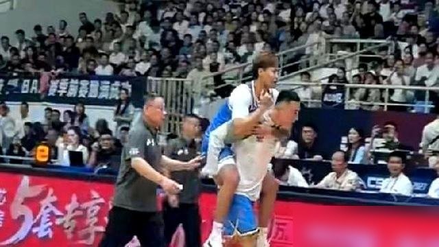 脚踝近乎90度弯折，赵睿倒在地上痛苦捶打地板，整个球馆瞬间静得让人心慌。

翟晓川俯下身，吃力地把他一路背回更衣室。替补席上厚厚的冰袋刚裹紧，浙江队那头不满二十岁的新星李悦洲，紧跟着也伤退被架出了场。一场普普通通的热身性质季前赛，生生打成了“伤兵连”。

万幸李楠赛后透了底，骨头没大碍。两天后赵睿就