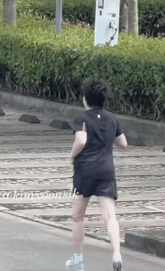 王楚钦终于露面了。可看到他右膝那条肉色髌骨带，我第一反应不是高兴，是心里紧了一下。
今天上午，正在上海崇明岛训练基地封闭集训的王楚钦，被拍到在场馆外围跑道跑步。黑色短袖，深灰短裤，步伐很轻，精神也不错。但膝盖上那条护具太扎眼了——这已经不知道是他第几次戴着它训练。为备战名古屋亚运会，他直接放弃了横滨