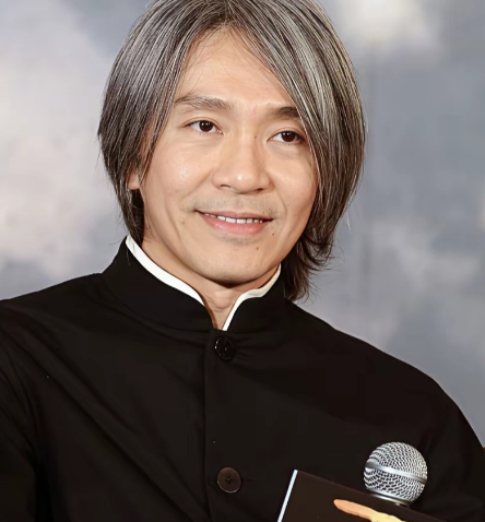 娱乐圈有一个很有意思的提问：为什么刘德华年岁渐长依旧被大家叫华仔，而周星驰却被称呼为星爷？这个问题流传很广，背后藏着两人不同的职业轨迹，也藏着周星驰本人对这个称呼的想法。
 
1982年，周星驰进入香港电视广播有限公司第十一期艺员训练班。1983年毕业后，周星驰参演电视剧《北斗双雄》，同年被调到儿童