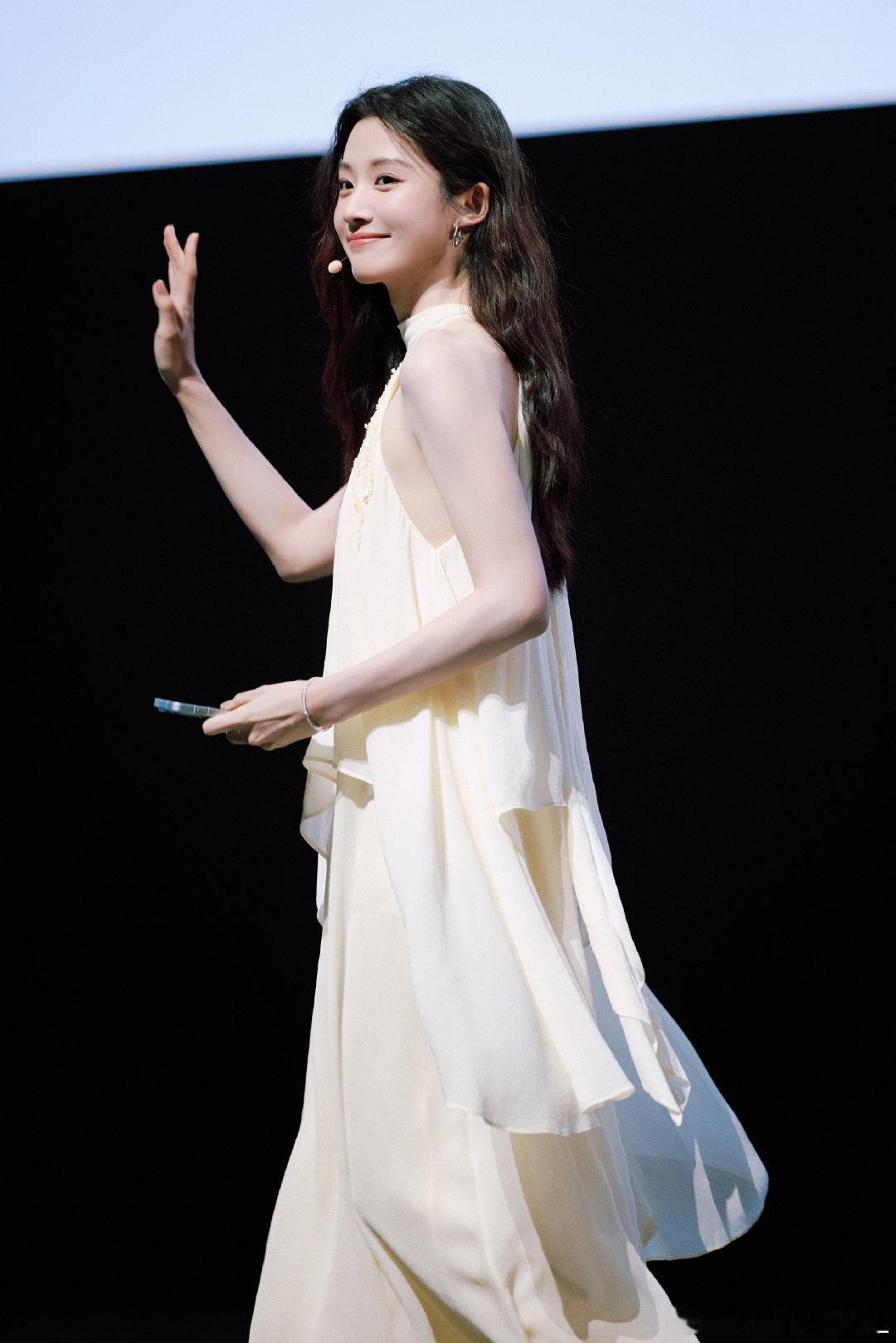 #卢昱晓[超话]#  lyx #卢昱晓#lyx#卢昱晓林遇安#

我将玫瑰藏于身后，期盼与你赴约
I hide the rose behind me, looking forward to meeting you.

​