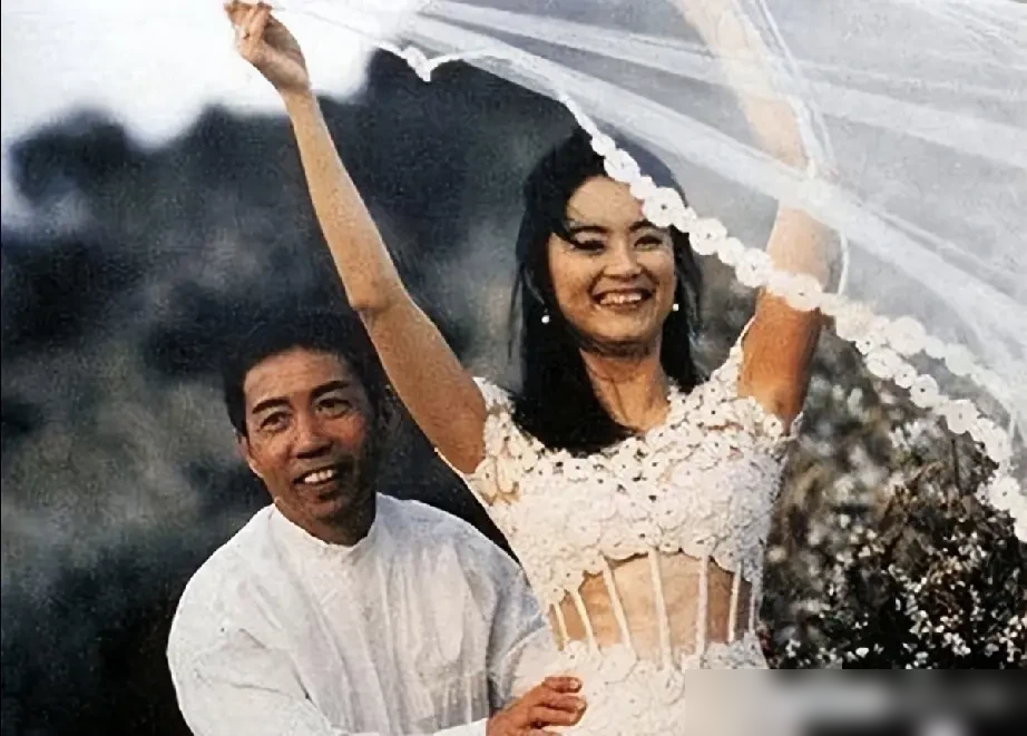 林青霞合照从没输过？原来全靠这招！
和张曼玉同框，她不选花哨礼服，偏选简约黑裙搭细高跟，站那比谁都亮眼。
亦舒说好在我们有林青霞，金庸夸无人可匹配，周星驰都忍不住点赞。
她爱穿白西装配丝巾，英气混着温柔，高质感基础款才是杀招，没多余装饰却压得住场。
当年红毯同框一众女星，她舒展姿态直接把别人
