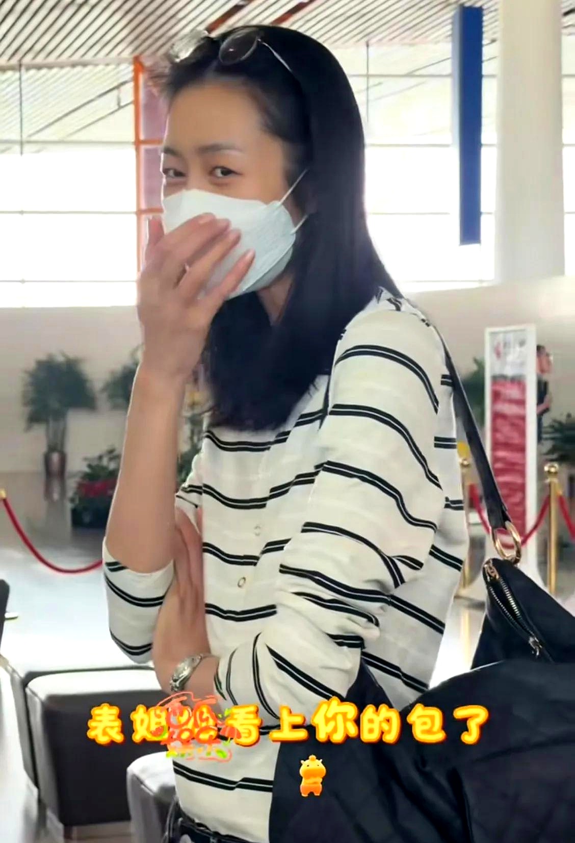 北京机场，粉丝当着几十台手机镜头，半开玩笑冲刘雯喊：“看上你背的包了，送我一个呗！”换一般人早就僵在原地了
 

要是软下来说自己要用，对方能顺杆爬“大明星这么有钱还小气”；直接冷脸，又怕被扣耍大牌的帽子。刘雯笑着回了句：“那你艾特香奈儿，让品牌给你送”
 

话接住了，场面没冷，底线更是守得死死的