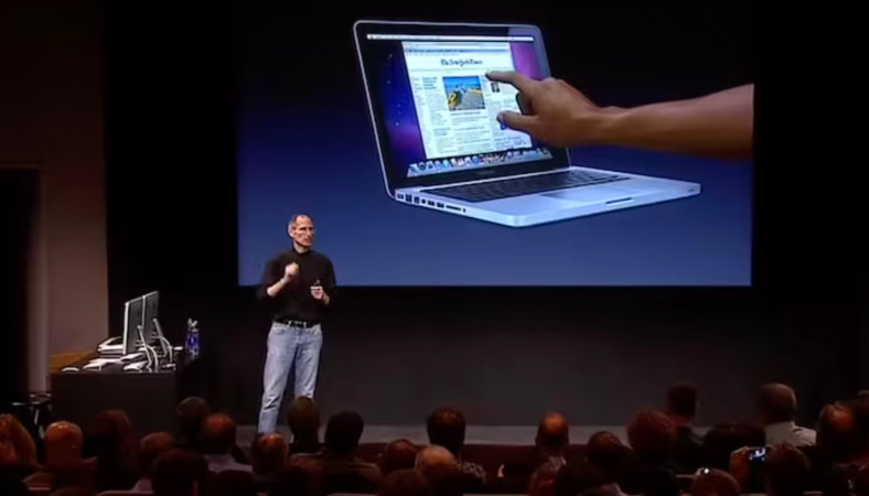 【#首款触屏MacBookPro前瞻##首款触屏MacBookPro价格#】彭博社记者马克・古尔曼发文，透露苹果首款触屏 MacBook Pro 即将于北京时间 10 月 29 日凌晨 1 点正式亮相。这款产品不仅将为 Mac 产品线引入触控操作，还将采用 OLED 屏幕和全新的交互界面，成为苹果近年来产品策略转变的又一例证。

苹果高管 ​