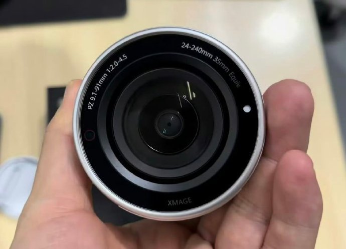 睿影 Z10 曝光
Mate 90 Pro Max 典藏版的专属装备

银色镜身、遮光罩一应俱全
架在三脚架上
已经是一台完整的创作设备

从手机到专业相机的距离
被一个模块缩短了 ​