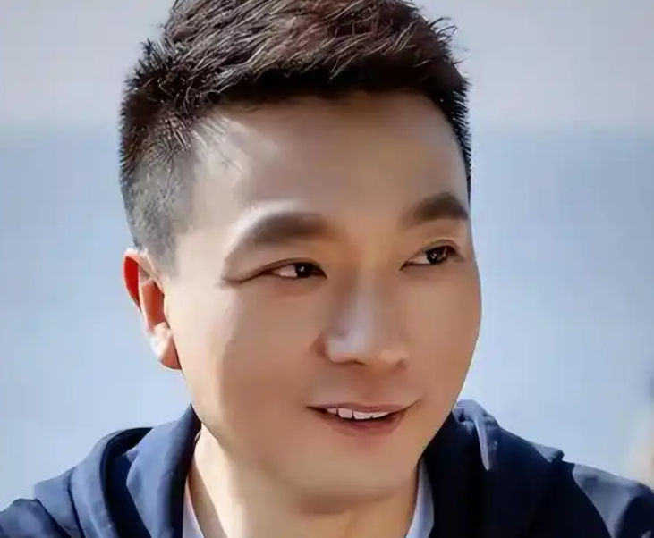 康辉说：我下班回到家之后，我太太突然很严肃的跟我说，我可能得跟你谈谈，你是不是已经好几年没有动过洗衣机了？

主要信源：（澎湃新闻——央视一哥康辉“人设崩塌”，怼哭撒贝宁，丁克23年，背后居然是“宠妻狂魔”？）

康辉结束台里的工作回到住处，进门之后把西装外套挂起来，换上居家拖鞋，往客厅走的时候，一