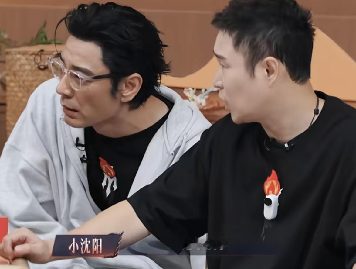 李光洁怕选歌给小沈阳拖后腿，小沈阳一声选歌没事让人绷不住笑了，小沈阳：“选歌没事，我俩上，拼了。”余文乐：“我们俩拼了，拼老命了，我们加起来一百多岁了。”
小沈阳这自信的样子，不知道的还以为他队里有多厉害的人物，不过他这次选人确实也让人出乎意料，没想到他会这么选。
大家一开始看到有郭晓东，李光洁，余