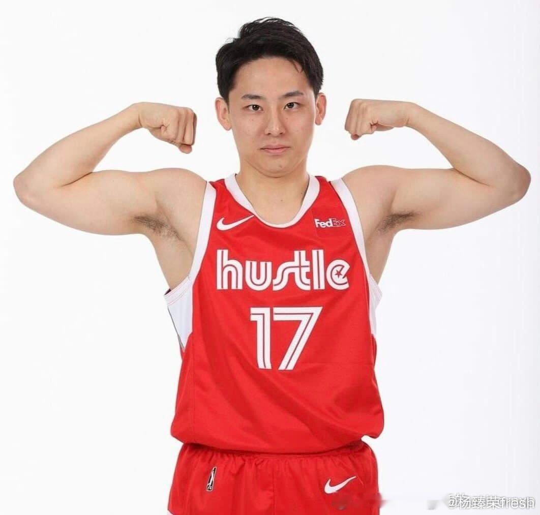 日本队的河村勇辉    已经证明了 人家是世界级后卫  ，中国男篮关闭...