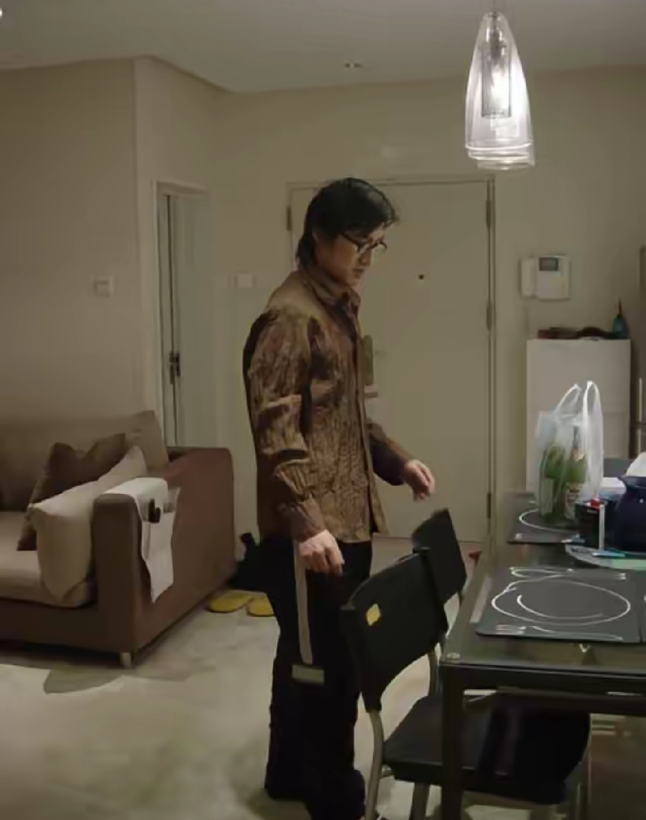 早年，汪峰在出租屋里的一幕，屋里一张沙发、一张桌子、两把椅子、一个人吃着外卖。