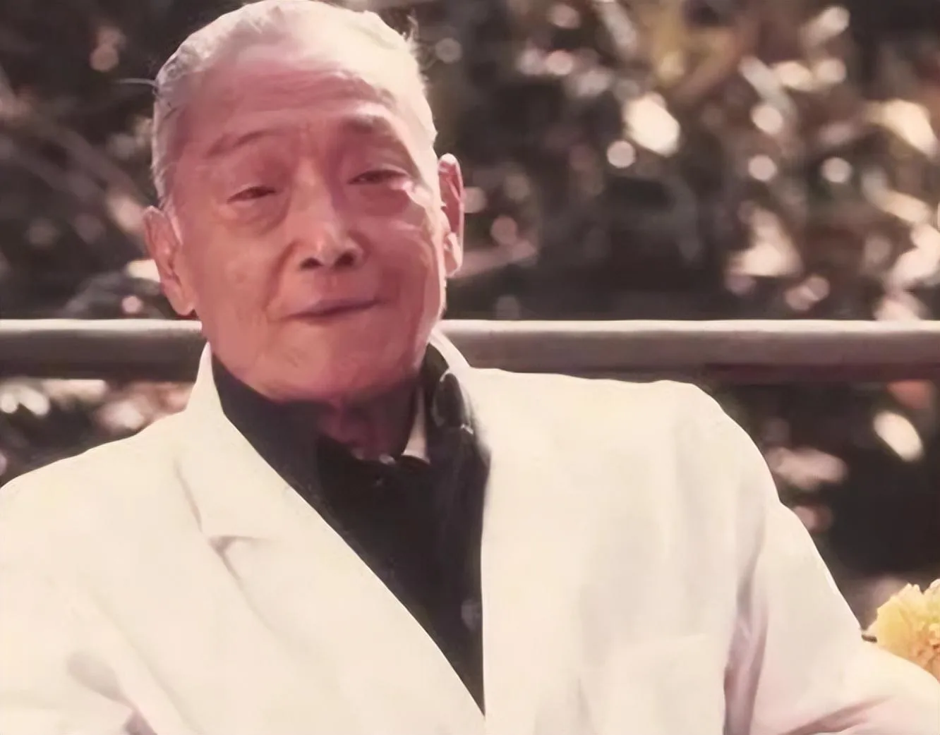 1978年，前上海公安局长扬帆失踪23年后在劳改农场被找到，他指着妻子和长子对管教说：这两个人是特务，是假的，我不认识他们。

这荒诞又让人揪心的一幕，真实地发生在湖北沙洋劳改农场。1955年，因为轰动一时的“潘汉年、扬帆反革命集团案”，这位曾经叱咤风云、在隐蔽战线立下赫赫战功的老公安局长被正式逮捕