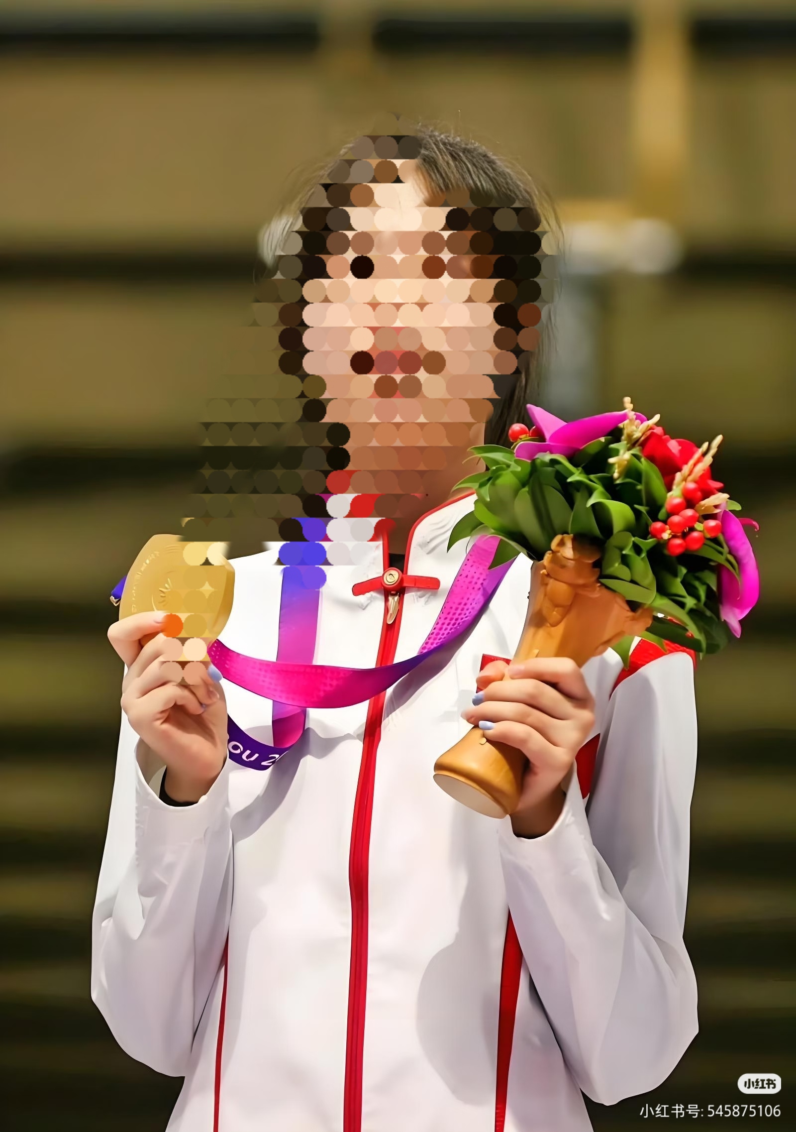 谁也没想到，惊艳亚运泳池的最强黑马，竟然只是一个13岁的小姑娘！近日名古屋亚运会赛场，00后小将于子迪彻底爆火出圈，连续斩获两枚金牌、接连刷新赛事纪录，用超强实力惊艳全世界，让无数国人直呼后生可畏。
 
生于2012年的于子迪，今年不过13岁，还是稚气未脱的年纪，同龄人还在享受校园轻松时光，她早已泡
