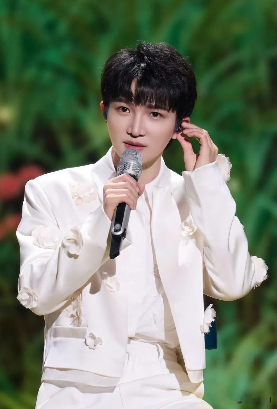 不是我说

2026湾区升明月音乐晚会上

是哪个天才想出来让周深在开场时唱《泪海》这首歌的，难道是为了证明音响没有问题吗？

这次湾区升明月晚会上，周深不仅是表演嘉宾，而且他还是宣传大使，所以开场的第一首歌就给他唱了。

没想到，周深那空灵的嗓音一出来，听的观众鸡皮疙瘩都起来了，不仅情绪有了，连画