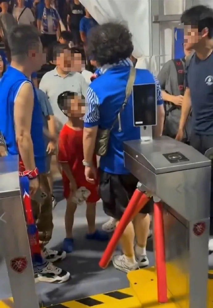这事儿真让人看不懂！申花几家老球迷组织突然撂挑子，说再也不给球队助威了，理由是俱乐部&
