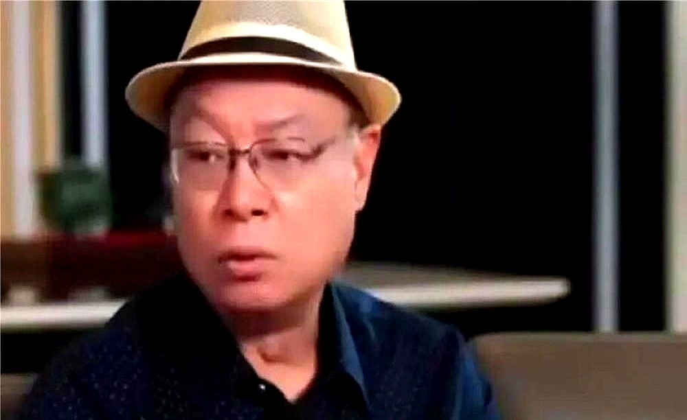李力持聊起现在的喜剧，直言光靠嘴皮子抖包袱不行。

提到百亿票房的沈腾，他觉得还是缺了点肢体上的狠劲。

当年拍《唐伯虎点秋香》，周星驰和吴孟达都是真摔真滚。用最认真的态度，去演最荒诞的戏。

现在的演员被各种人设架着。不敢扮丑，不敢真豁出去，生怕毁了形象。

演喜剧要是总顾着脸面，这戏就很难真正打