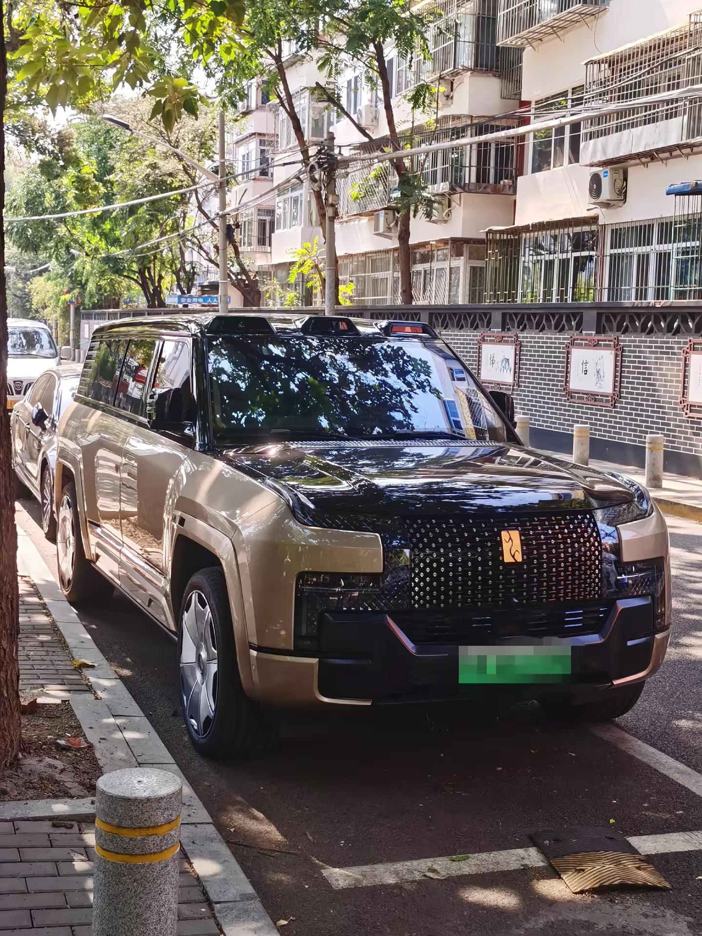 仰望U8。听说车标是纯金的几十克😲😲，大家不要动手啊🤣🤣