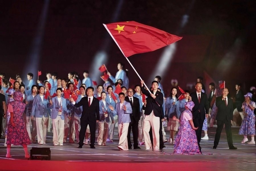 2026爱知·名古屋亚运会开幕式上，中国代表团与中国香港代表团因亮眼的着装与昂扬仪态意外刷屏，成为全场最大看点。  一、着装看点：一浅一浓，各具风采- 中国队：女选手着浅蓝色上衣，男选手穿深色套装，由